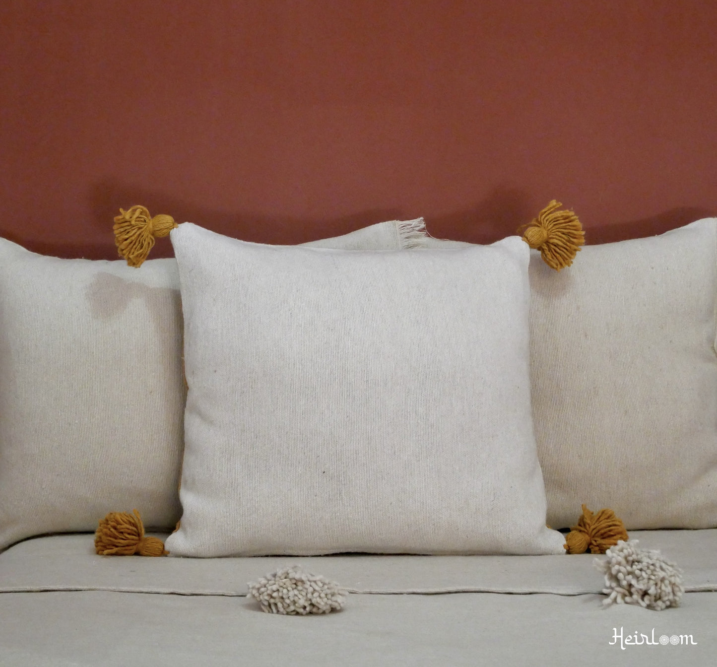 Housse de Coussin Unie à Pompons - Edition Safran