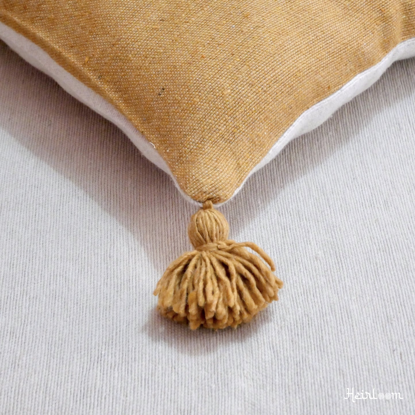 Housse de Coussin Unie à Pompons - Edition Safran