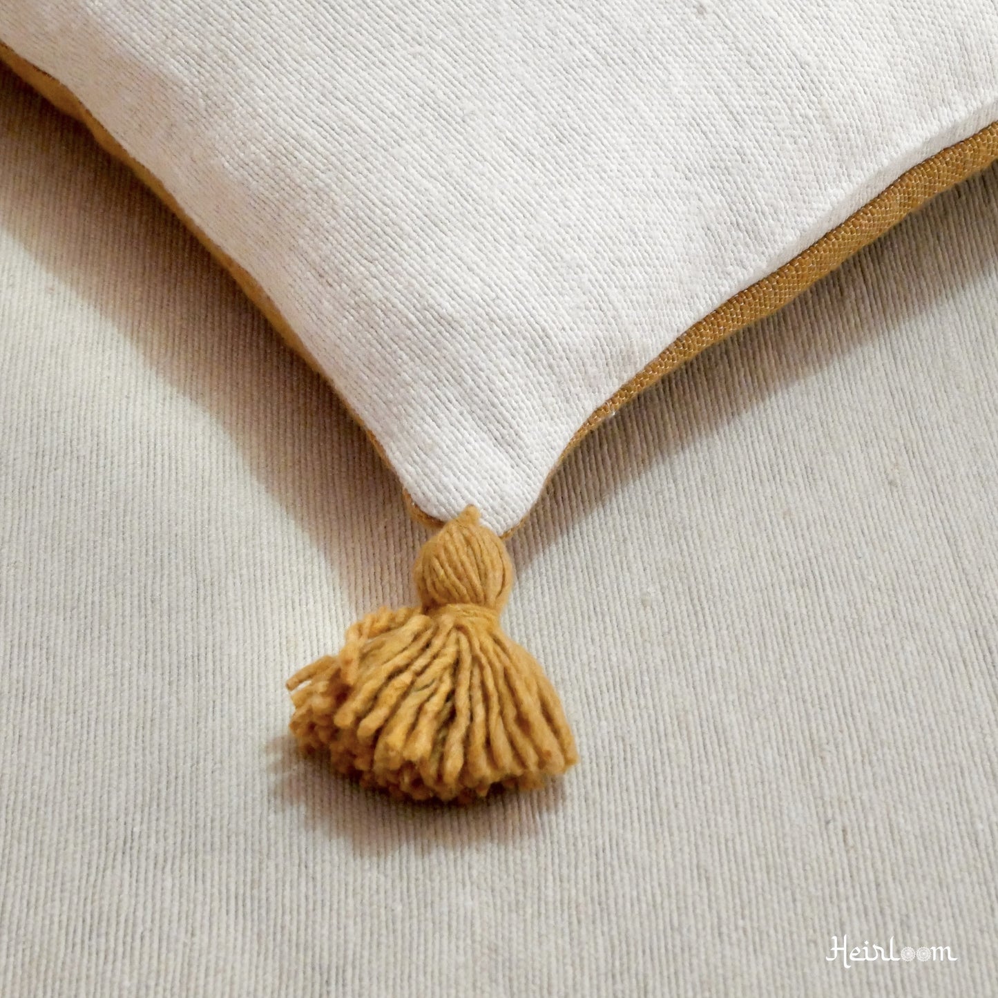 Housse de Coussin Unie à Pompons - Edition Safran