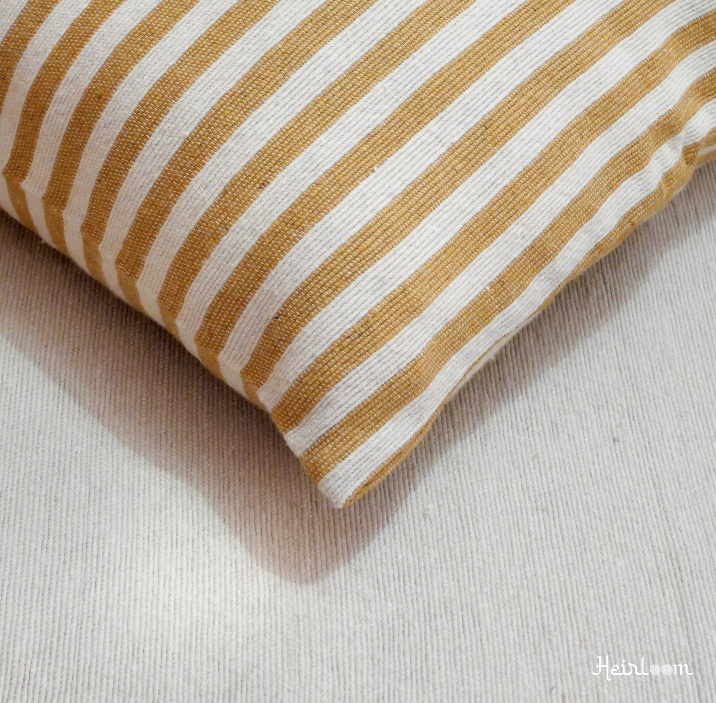 Housse de Coussin Rayée - Édition Safran