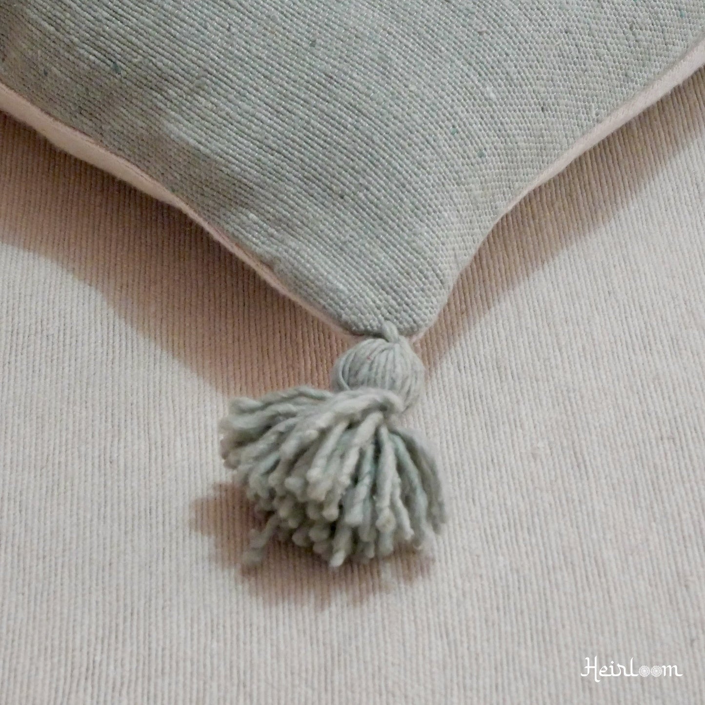 Housse de Coussin Unie à Pompons - Edition Olive
