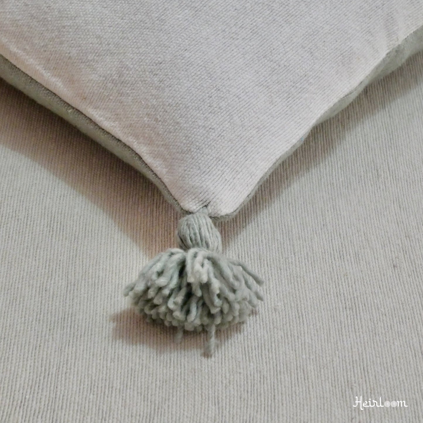 Housse de Coussin Unie à Pompons - Edition Olive