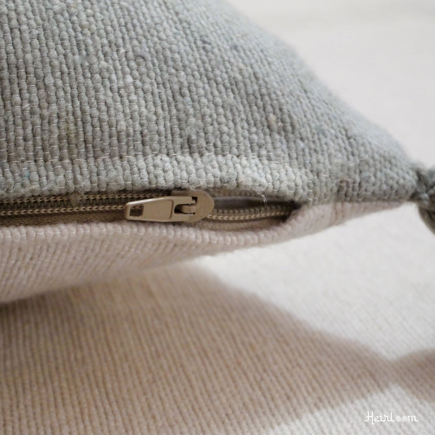 Housse de Coussin Unie à Pompons - Edition Olive