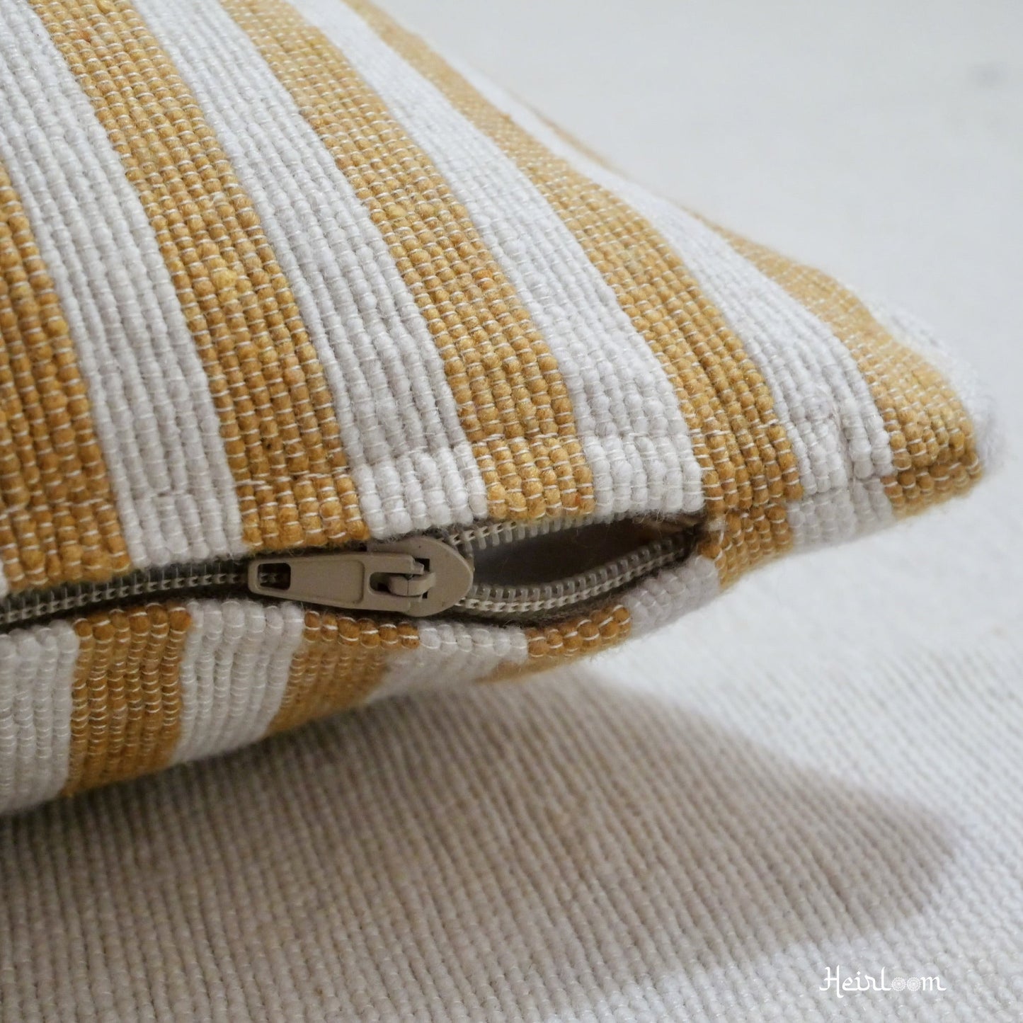 Housse de Coussin Rayée - Édition Safran