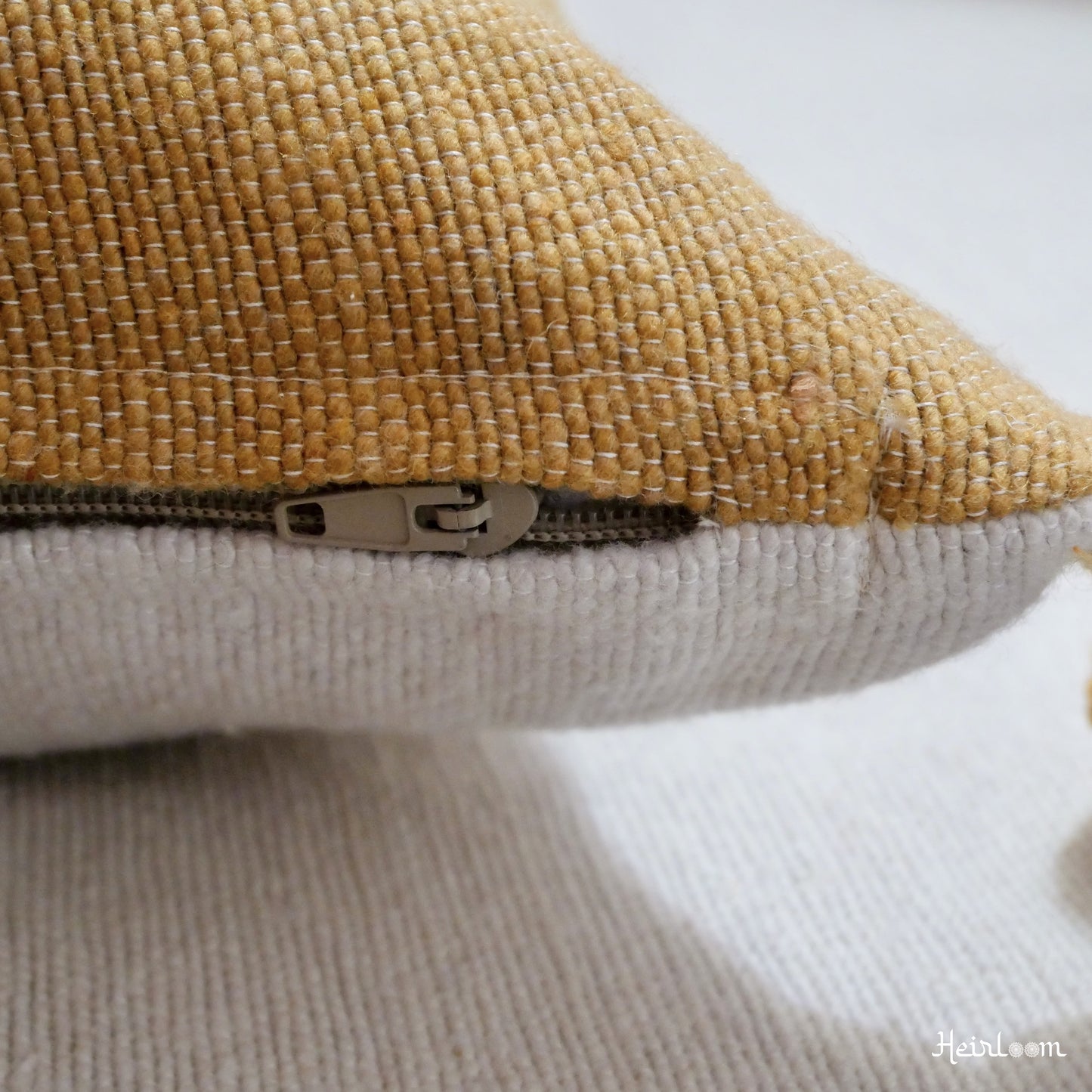 Housse de Coussin Unie à Pompons - Edition Safran